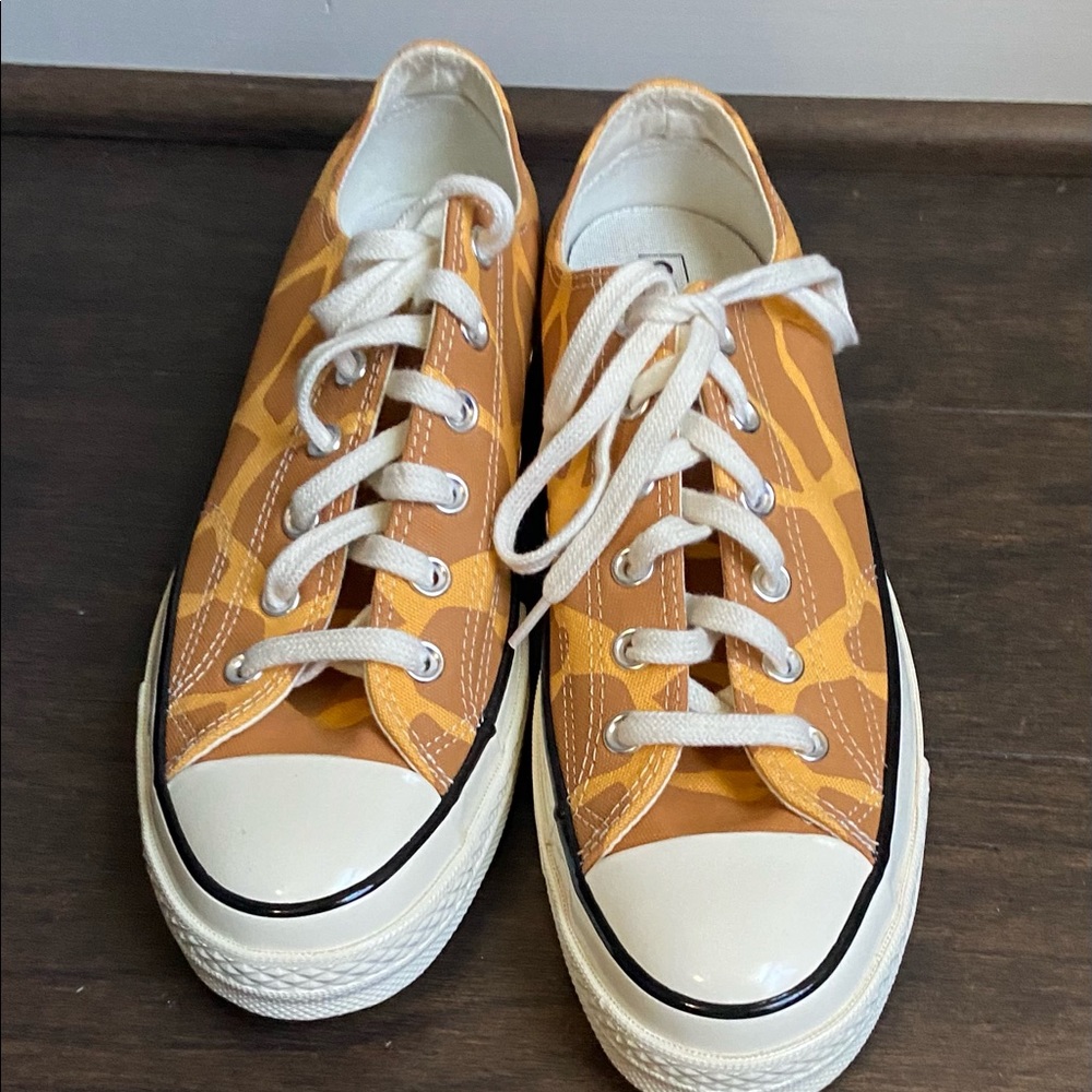 Giraffe Converse